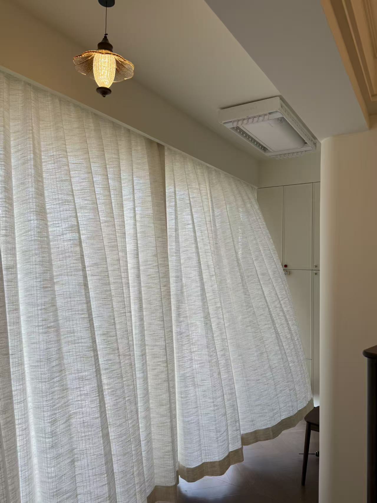 白色纱帘大面积安装后的透光纹理
